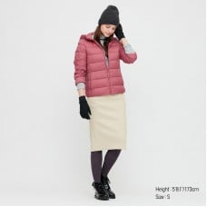 מעיל Uniqlo בצבע סגול/ורוד לנשים עם כובע